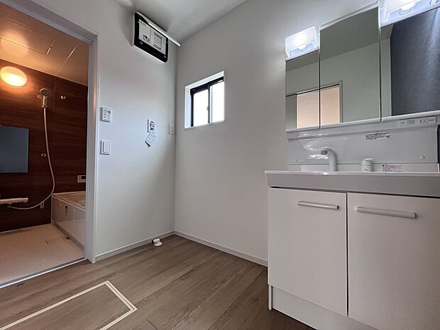 【同仕様写真(その他内観)】洗面室は広めの設計 三面鏡仕様の洗面化粧台を設置します(1号棟同仕様)