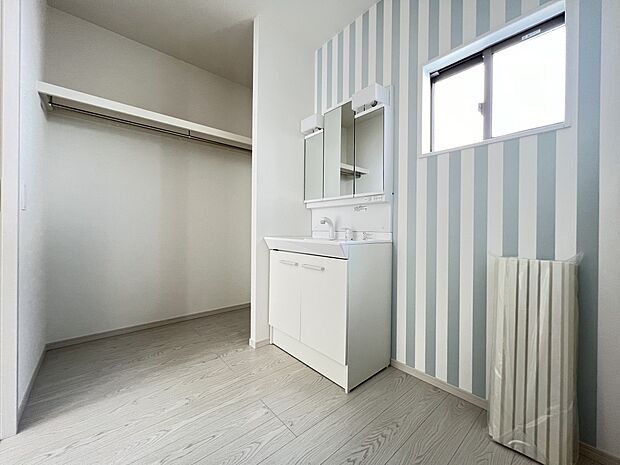 【同仕様写真(その他内観)】三面鏡仕様の洗面化粧台 脱衣所は広めの設計です(同仕様)