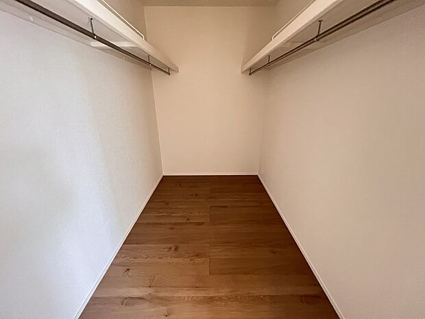 【同仕様写真(その他内観)】広々としたWIC(同仕様)