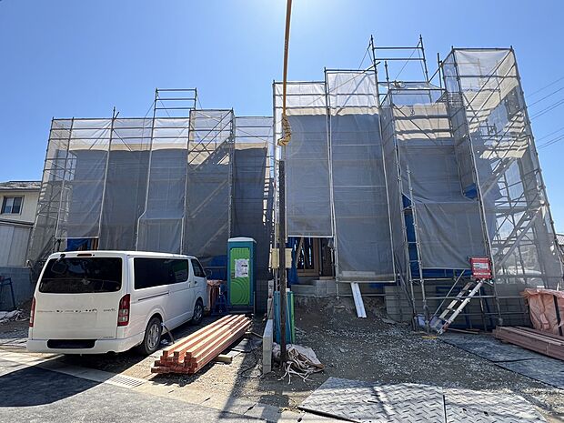 【現地外観写真】全2棟現地  左：2号棟　右：1号棟