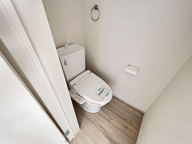 【同仕様写真(その他内観)】トイレは各階にご用意。ウォシュレット機能付き(1号棟同仕様)
