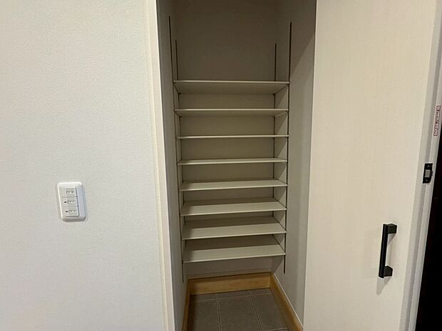 【収納】ベビーカーやアウトドアグッズ等の収納に役立つシューズインクローク(9号地)