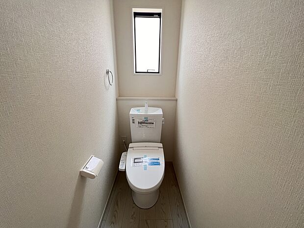 【同仕様写真(その他内観)】トイレは各階にご用意。ウォシュレット機能付き(2号棟同仕様)