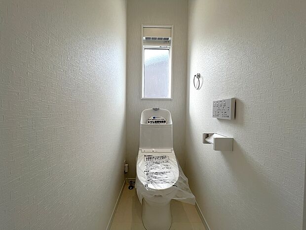 【同仕様写真(その他内観)】トイレは各階にご用意。ウォシュレット機能付き(1号地同仕様)