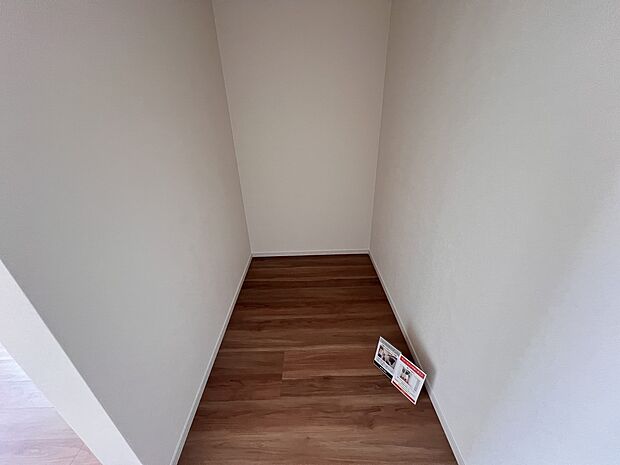 【同仕様写真(その他内観)】ウォークインクローゼット（2号棟同仕様）