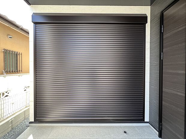 【防犯設備】外観を損なわないシンプルなデザインのシャッター。防犯や台風対策に効果的です（同仕様)