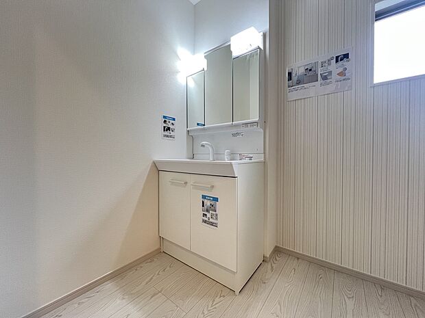 【同仕様写真(その他内観)】三面鏡仕様の洗面化粧台(1号棟同仕様)