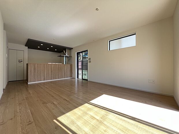 【リビング】LDK17.1帖　掃き出し窓を二ヶ所に設置　明るく風通しの良い空間です