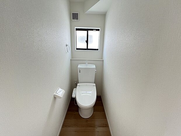 【トイレ】トイレは各階にご用意。ウォシュレット機能付き