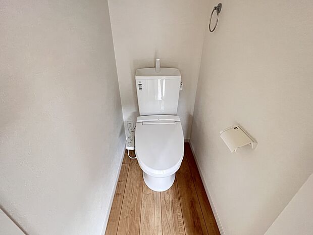 【同仕様写真(その他内観)】トイレは各階にご用意。ウォシュレット機能付き(1号棟同仕様)