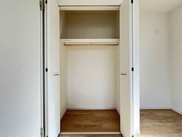 【同仕様写真(その他内観)】クローゼット収納(1号棟同仕様)
