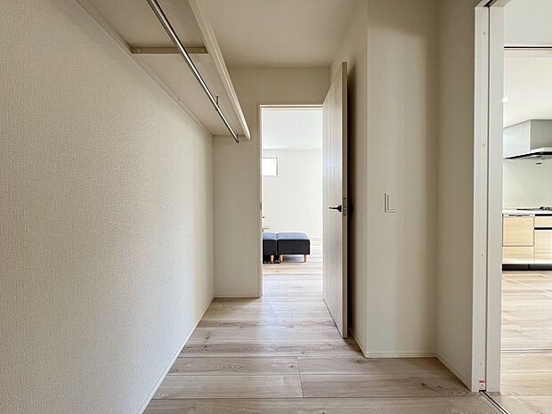 【収納】リビング~洗面所の2方向にアクセス可能なファミリークローク付(1号棟)