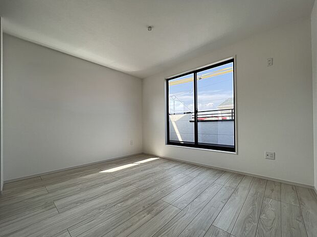 【同仕様写真(その他内観)】洋室5帖 バルコニーに面したお部屋です(同仕様)