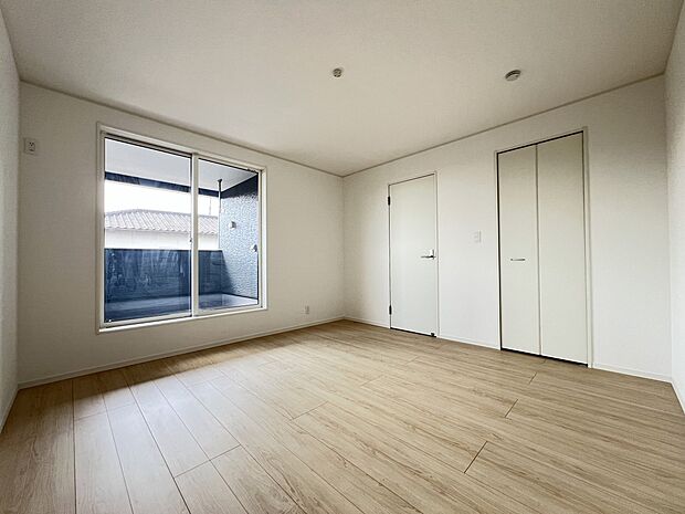 【洋室】洋室8帖　ウォークインクローゼット、バルコニー付のお部屋です