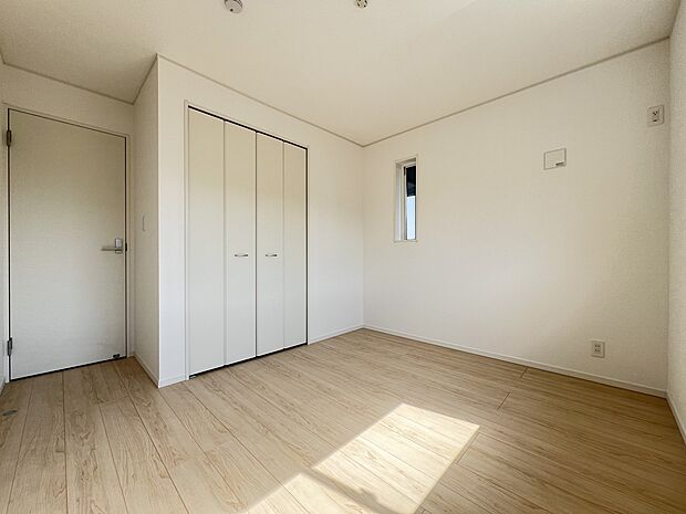 【洋室】洋室5.7帖　クローゼット収納付きの居室です