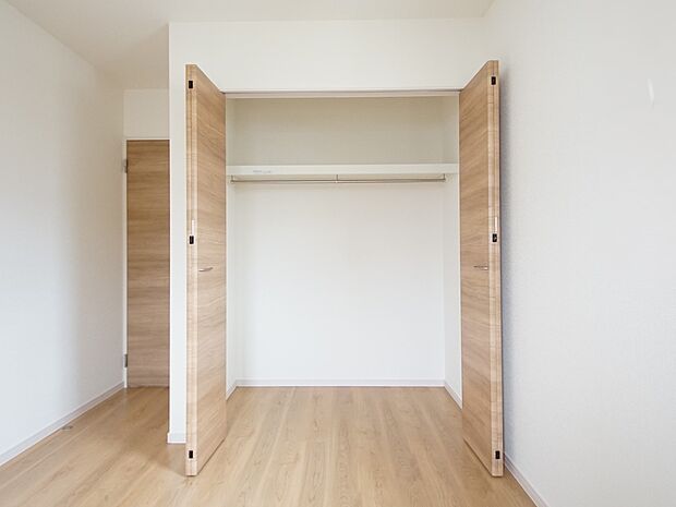 【同仕様写真(その他内観)】クローゼット収納(2号棟同仕様)