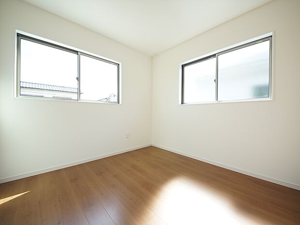 【同仕様写真(その他内観)】洋室5.2帖　2面採光の明るい居室です（同仕様)