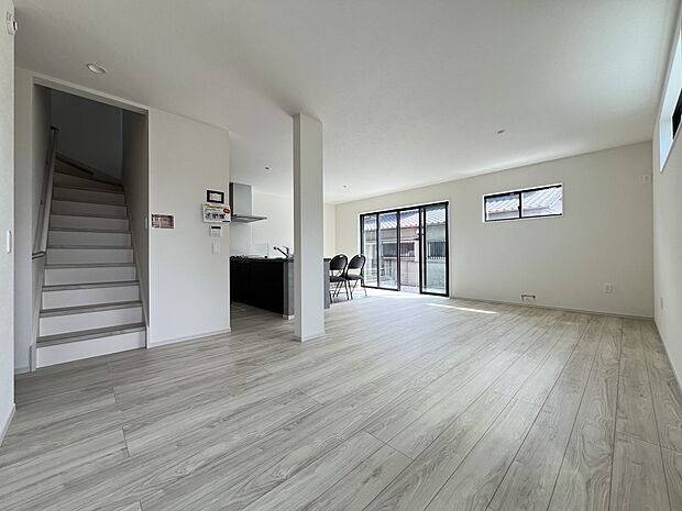 【リビング】LDK22.17帖　広々とした居心地よい空間　自然と家族が集うリビング階段仕様です