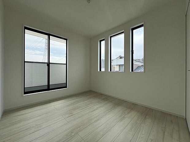 【洋室】洋室5.2帖　こちらもバルコニー付きのお部屋です