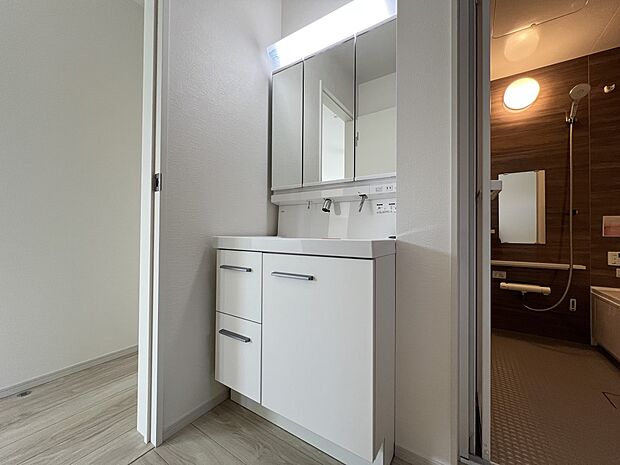 【洗面台・洗面所】三面鏡仕様の洗面化粧台