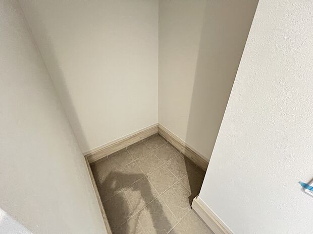 【収納】ベビーカーやアウトドアグッズ等の収納にも役立つ土間収納