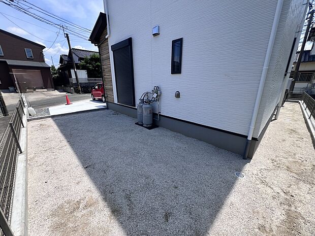 【庭】お手入れしやすい広さのお庭付きです