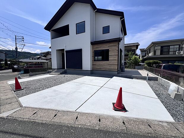 【駐車場】お車は並列で3台駐車可能！