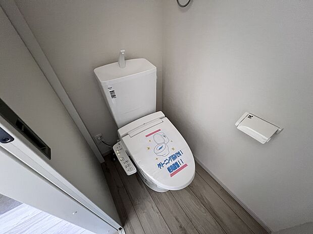 【トイレ】トイレは各階にご用意。ウォシュレット機能付き