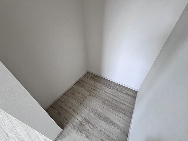 【収納】7.1帖の洋室に付設されたウォークインクローゼット