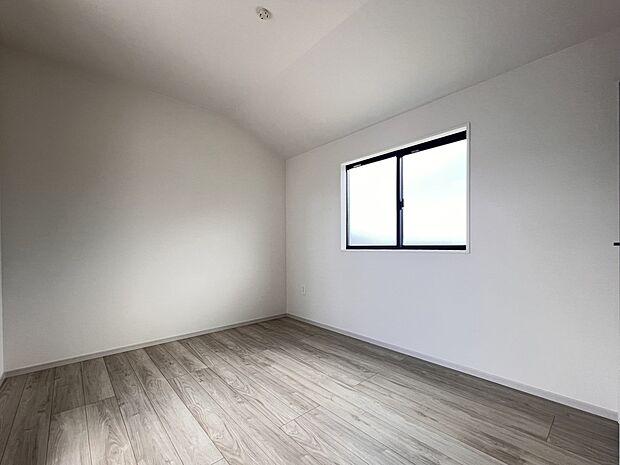 【同仕様写真(その他内観)】5.3帖の納戸をご用意 大きな家電やアウトドアグッズ等の収納にも役立ちます(1号棟同仕様)