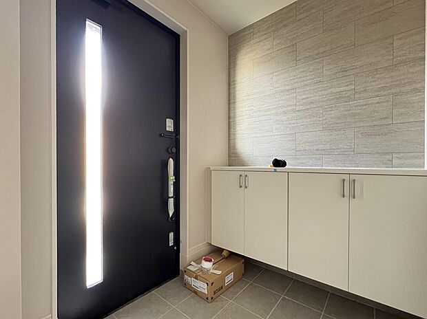 【同仕様写真(その他内観)】シューズボックス付きの玄関(1号棟同仕様)