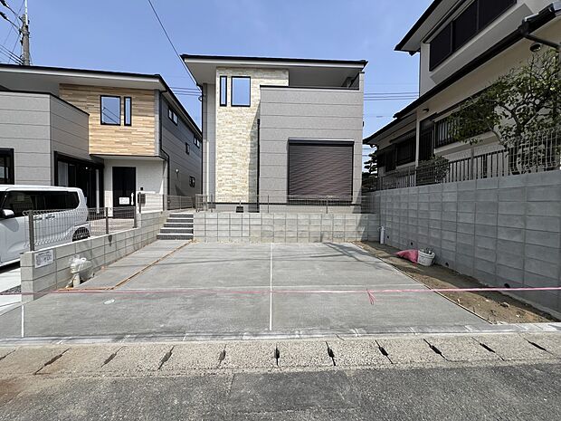 【駐車場】お車は2台並列で駐車可能です(2号棟)