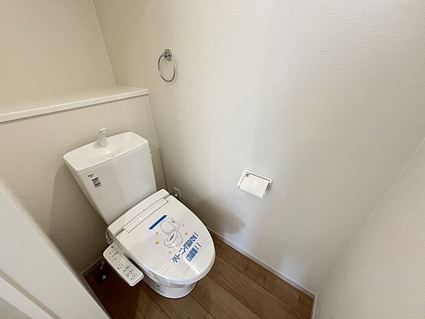 【トイレ】トイレは各階にご用意。ウォシュレット機能付き(1号棟)