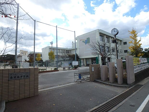 春日市立春日西中学校（約1,400m・徒歩18分）