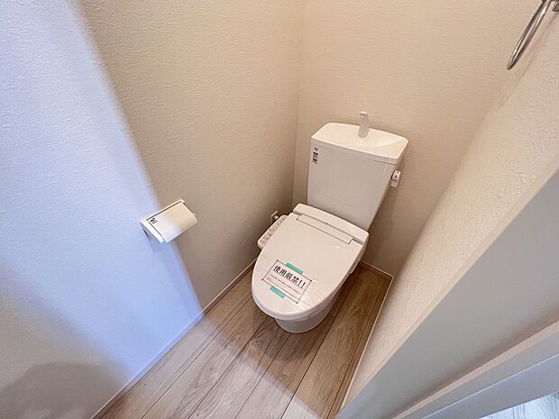 【同仕様写真(その他内観)】トイレは各階にご用意。ウォシュレット機能付き(同仕様)
