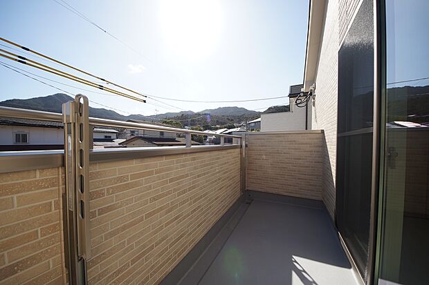 【同仕様写真(その他内観)】南向きの陽当たり良好なバルコニーは洗濯物もたっぷり干せます(1号棟同仕様)
