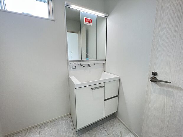 【同仕様写真(その他内観)】三面鏡仕様の洗面化粧台(1号棟同仕様)