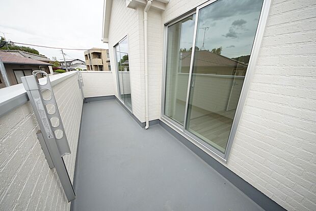 【同仕様写真(その他内観)】南東向きのバルコニーは陽当たり良好です!(1号棟同仕様)