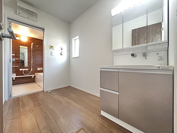 【洗面台・洗面所】広めの洗面所 三面鏡仕様の洗面化粧台付(1号地)