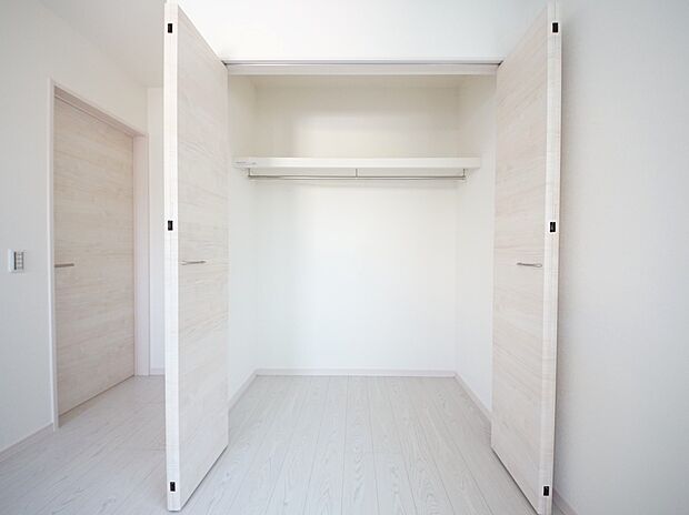 【同仕様写真(その他内観)】クローゼット収納(1号棟同仕様)