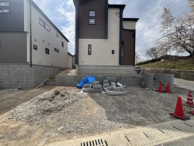 【駐車場】お車は3台並列で駐車可能です(1号棟)