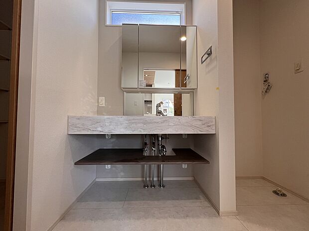 【同仕様写真(その他内観)】お洒落なオープンサニタリー(同仕様)