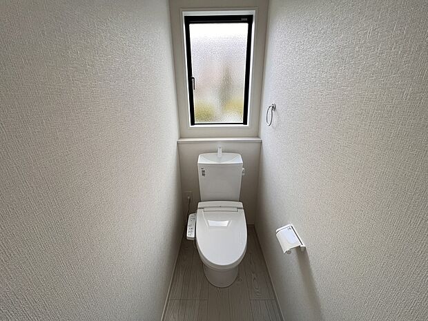 【同仕様写真(その他内観)】トイレは各階にご用意。ウォシュレット機能付き(同仕様)