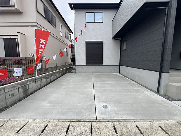 【駐車場】お車は2台並列で駐車可能です