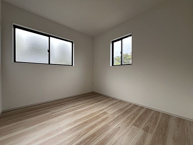 【洋室】洋室5.7帖　二面採光の明るいお部屋です