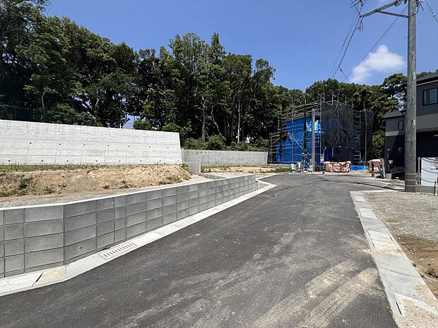 【前面道路含む現地写真】前面道路：西側4ｍ私道