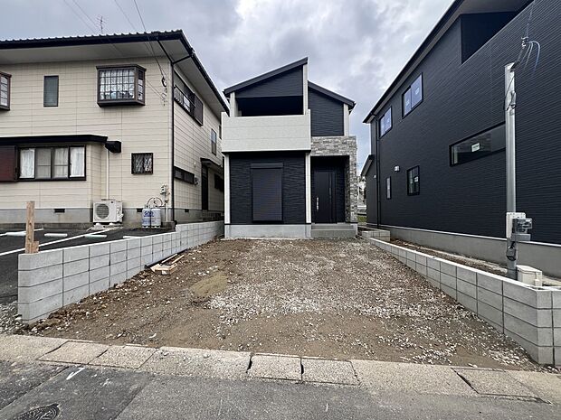 【駐車場】お車は2台並列で駐車可能です(1号棟)