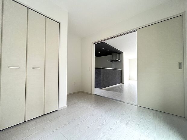 【洋室】リビング続き間の洋室4.5帖　クローゼット収納付きです(1号棟)