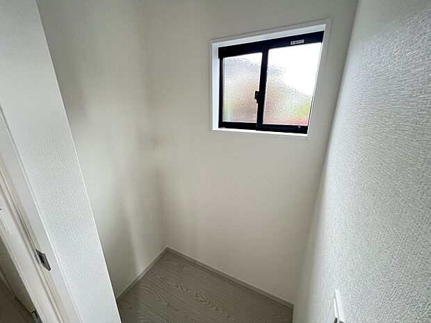 【その他内観】小窓付きの書庫(1号棟)