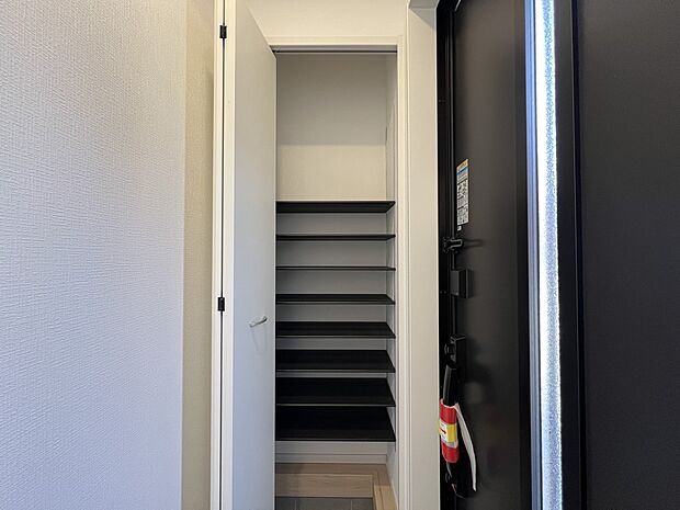 【玄関】シューズボックス付の玄関スペース(1号棟)